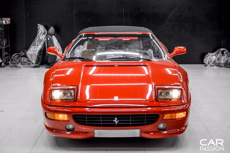 Ra mắt vào năm 1995, siêu xe Ferrari F355 Spider là biến thể mui trần của chiếc F355 Berlinetta, đàn anh của những mẫu siêu xe như : Ferrari F360 Modena, F430, 458 Italia, 488 GTB hay mới nhất là F8 Tributo.