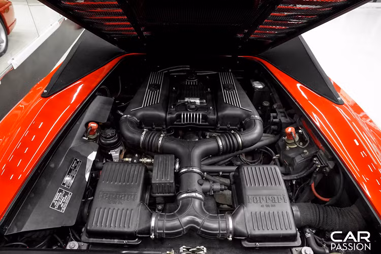 Thân xe giữ nguyên thiết kế với hốc gió kép cỡ lớn, F355 Spider sở hữu những nét thiết kế có phần cứng cáp hơn những mẫu xe Ferrari hiện nay. Điểm nhấn trên thân xe là bộ mui xếp điện bằng vải, tương tự như F355 Spider thì chiếc 360 Spider hay F430 Spider đều được trang bị mui xếp điện bằng vải.