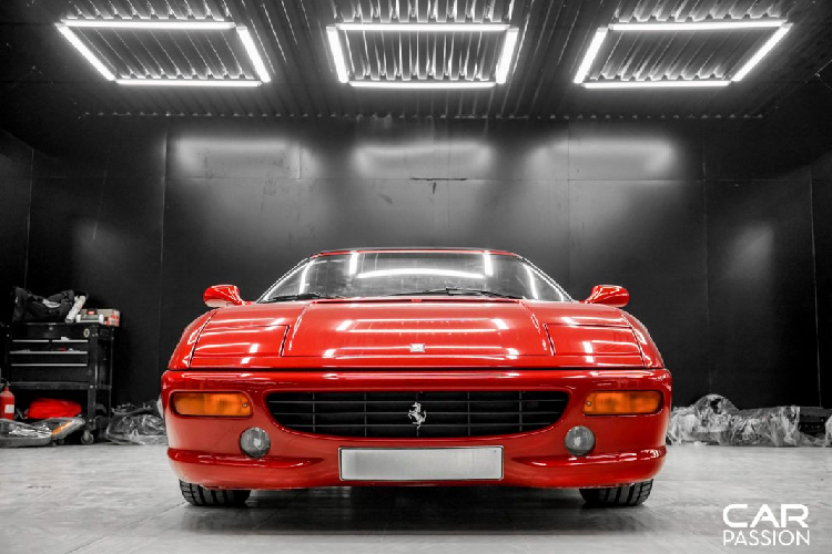 Sau hai năm ra mắt, Ferrari cung cấp cho khách hàng thêm một tùy chọn khi đặt mua F355 Spider, đó chính là hộp số F1 6 cấp được phát triển trên hộp số tuần tự của xe đua Công thức 1 vận hành bằng hai lẫy số thủy lực được đặt phía sau tay lái, thay cho hộp số sàn 6 cấp trước đó.