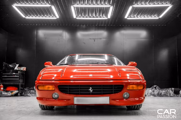 Sau hai năm ra mắt, Ferrari cung cấp cho khách hàng thêm một tùy chọn khi đặt mua F355 Spider, đó chính là hộp số F1 6 cấp được phát triển trên hộp số tuần tự của xe đua Công thức 1 vận hành bằng hai lẫy số thủy lực được đặt phía sau tay lái, thay cho hộp số sàn 6 cấp trước đó.