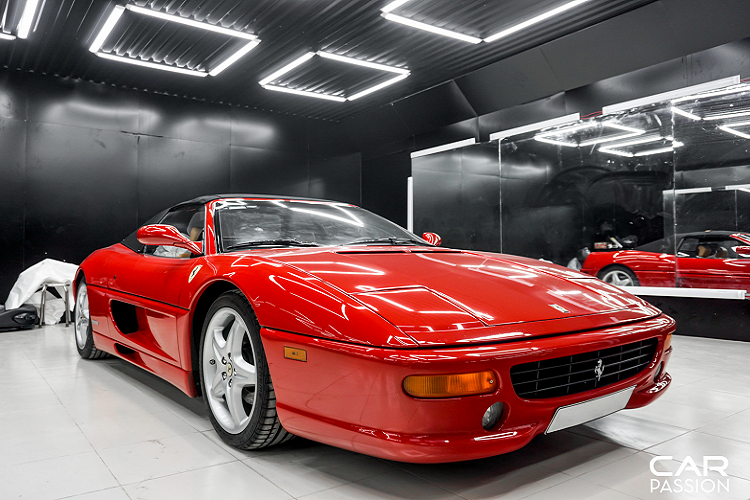 Ferrari F355 Spider đời 1995 là thành quả của sự làm việc chăm chỉ đến từ đội ngũ kĩ sư thiết kế của Pininfarina, xe sở hữu những đường nét thiết kế vuông vức đậm chất cổ điển trên các mẫu xe Ferrari trước thập niên 2000. Bên cạnh đó, hiệu năng vận hành của xe cũng được tính toán kĩ lưỡng sau khi cơ chế đóng/mở mui được thêm vào, đồng thời giữ nguyên vẻ đẹp thanh lịch trên chiếc F355 Berlinetta được ra mắt trước đó.