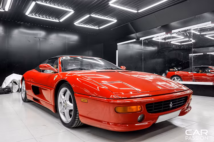 Ferrari F355 Spider đời 1995 là thành quả của sự làm việc chăm chỉ đến từ đội ngũ kĩ sư thiết kế của Pininfarina, xe sở hữu những đường nét thiết kế vuông vức đậm chất cổ điển trên các mẫu xe Ferrari trước thập niên 2000. Bên cạnh đó, hiệu năng vận hành của xe cũng được tính toán kĩ lưỡng sau khi cơ chế đóng/mở mui được thêm vào, đồng thời giữ nguyên vẻ đẹp thanh lịch trên chiếc F355 Berlinetta được ra mắt trước đó.