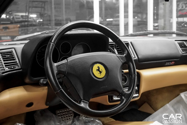 Nổi bật nhất ở phần đầu xe phải kể đến sự xuất hiện của cụm đèn chiếu sáng dạng pop-up hay còn được gọi là “mắt nhắm mắt mở”. Chi tiết này được số đông các hãng xe sử dụng trên những mẫu xe thương mại sản xuất trước và đầu thập niên 2000, điều này phần nào mang lại cho Ferrari F355 Spider một vẻ đẹp hoài cổ cũng như khẳng định giá trị của một trong những chiếc Ferrari độc nhất tại dải đất hình chữ S.