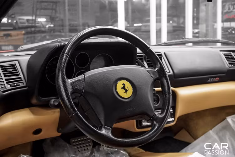 Nổi bật nhất ở phần đầu xe phải kể đến sự xuất hiện của cụm đèn chiếu sáng dạng pop-up hay còn được gọi là “mắt nhắm mắt mở”. Chi tiết này được số đông các hãng xe sử dụng trên những mẫu xe thương mại sản xuất trước và đầu thập niên 2000, điều này phần nào mang lại cho Ferrari F355 Spider một vẻ đẹp hoài cổ cũng như khẳng định giá trị của một trong những chiếc Ferrari độc nhất tại dải đất hình chữ S.