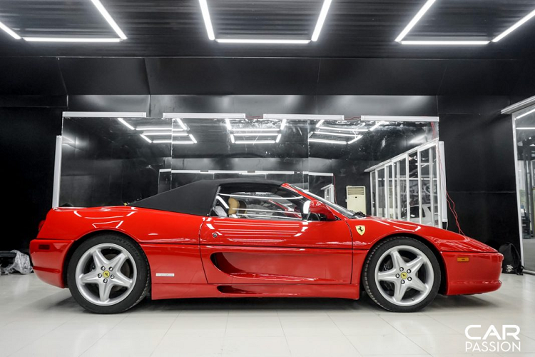 F355 Spider đã “ngốn” tổng cộng 1.800 giờ làm việc trong hầm gió của các kĩ sư thiết kế Pinifarina nhằm có thể đạt được tính khí động học tương tự phiên bản Coupe F355 Berlinetta. Ferrari đã trang bị cho F355 Spider thêm bộ mui xếp bằng điện thay cho bộ mui xếp đóng mở bằng tay như các mẫu xe tiền nhiệm.