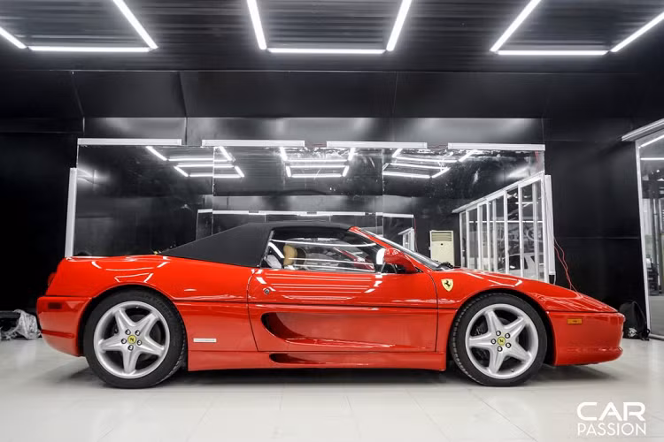 F355 Spider đã “ngốn” tổng cộng 1.800 giờ làm việc trong hầm gió của các kĩ sư thiết kế Pinifarina nhằm có thể đạt được tính khí động học tương tự phiên bản Coupe F355 Berlinetta. Ferrari đã trang bị cho F355 Spider thêm bộ mui xếp bằng điện thay cho bộ mui xếp đóng mở bằng tay như các mẫu xe tiền nhiệm.