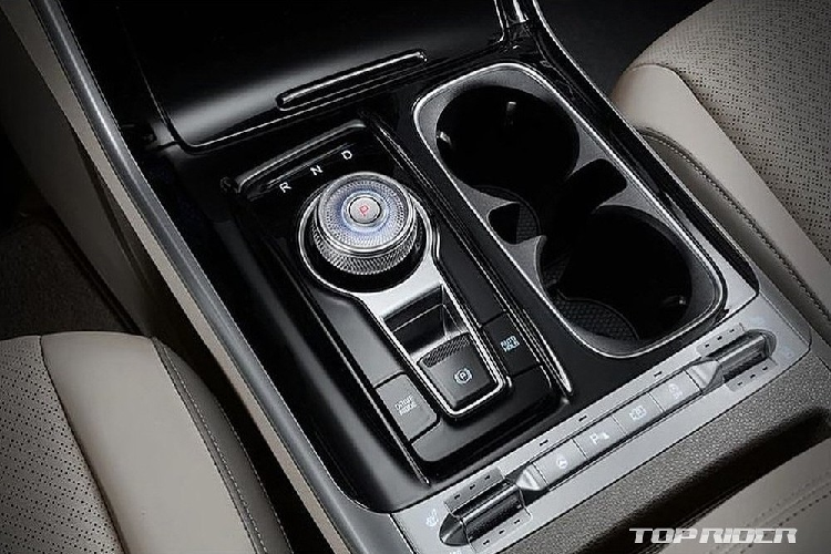 Bên trong Kia Sedona thế hệ thứ 4 là không gian nội thất 7 chỗ, 9 chỗ hoặc 11 chỗ, tùy phiên bản. Bước vào bên trong xe, người lái sẽ tìm thấy bảng đồng hồ kỹ thuật số với màn hình 12,3 inch và màn hình thông tin giải trí 12,3 inch, mang đến vẻ hiện đại và công nghệ cao cho nội thất. Thêm vào đó là hệ thống đèn viền nội thất, hệ thống âm thanh KELL cao cấp, ghế Premium Relaxation Seat ở hàng thứ hai nhằm mang đến tư thế thoải mái nhất cho hành khách và ra lệnh bằng giọng nói ở hàng ghế sau.