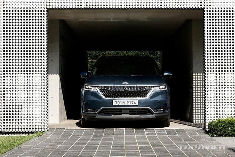 Theo tin đồn, Kia Sedona 2021 sẽ được trang bị 2 loại động cơ khác nhau, ít nhất là ở thị trường Hàn Quốc. Đầu tiên là động cơ diesel SmartStream 4 xi-lanh, dung tích 2,2 lít mới tương tự Kia Sorento 2021. Động cơ này tạo ra công suất tối đa 202 mã lực và kết hợp cùng hộp số tự động 8 cấp.