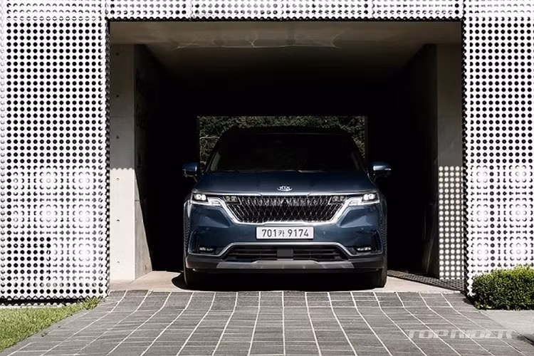 Theo tin đồn, Kia Sedona 2021 sẽ được trang bị 2 loại động cơ khác nhau, ít nhất là ở thị trường Hàn Quốc. Đầu tiên là động cơ diesel SmartStream 4 xi-lanh, dung tích 2,2 lít mới tương tự Kia Sorento 2021. Động cơ này tạo ra công suất tối đa 202 mã lực và kết hợp cùng hộp số tự động 8 cấp.