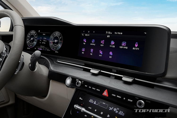 Chưa hết, nếu người dùng nhấn nút mở cửa/khóa cửa trên khóa điều khiển từ xa trong thời gian đủ lâu, cửa trượt bên sườn và cửa cốp sau sẽ đồng thời mở ra hoặc đóng vào. Riêng cửa cốp sau của Kia Sedona 2021 còn lần đầu tiên có tính năng đóng tự động thông minh. Khi phát hiện vị trí của khóa điều khiển từ xa dần xa khỏi xe, tính năng này sẽ tự động đóng cốp sau lại.