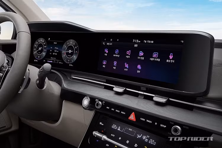 Chưa hết, nếu người dùng nhấn nút mở cửa/khóa cửa trên khóa điều khiển từ xa trong thời gian đủ lâu, cửa trượt bên sườn và cửa cốp sau sẽ đồng thời mở ra hoặc đóng vào. Riêng cửa cốp sau của Kia Sedona 2021 còn lần đầu tiên có tính năng đóng tự động thông minh. Khi phát hiện vị trí của khóa điều khiển từ xa dần xa khỏi xe, tính năng này sẽ tự động đóng cốp sau lại.