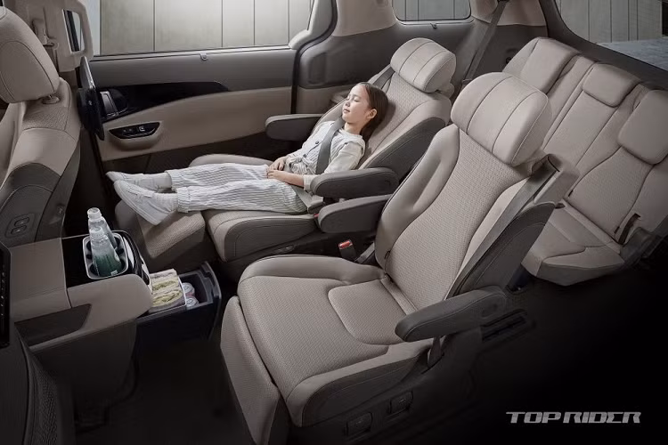 Đầu tiên phải kể đến cửa trượt chỉnh điện thông minh bên sườn xe. Cụ thể, nếu người lái chỉ cầm khóa điều khiển từ xa và đứng gần xe trong một khoảng thời gian đủ lâu, cửa trượt sẽ tự động mở ra. Điều này mang đến sự tiện lợi trong trường hợp cả hai tay người dùng đều đang cầm đồ, không thể mở cửa. Hãng Kia khẳng định Sedona 2021 là mẫu xe đầu tiên có cửa trượt như thế này.