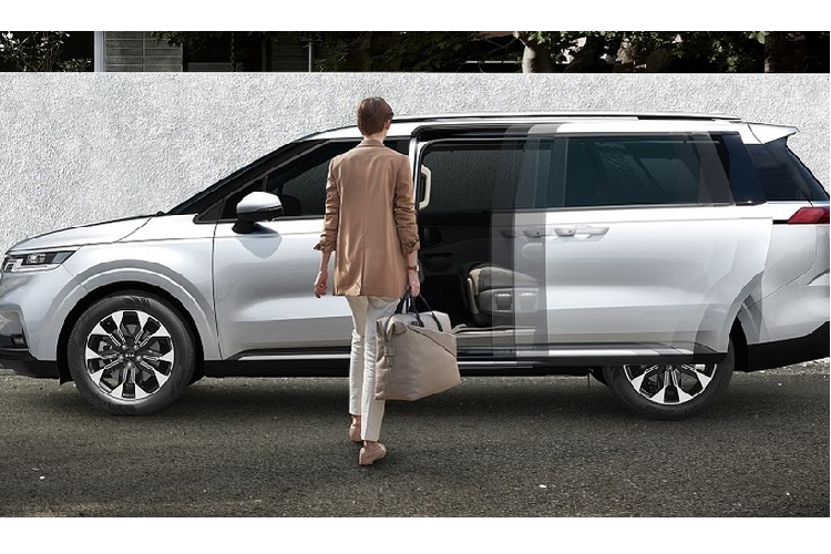 Chỉ trong vòng 2 tiếng đồng hồ, hãng xe Hàn Quốc đã nhận đến 20.000 đơn đặt cọc dành cho Kia Sedona 2021 mới. Đây là lượng đơn đặt cọc kỷ lục của mẫu xe này. Theo hãng Kia, Sedona thế hệ thứ 4 sở hữu công nghệ mới hiện đại, không gian nội thất rộng rãi và những hệ thống hỗ trợ người lái hàng đầu phân khúc.