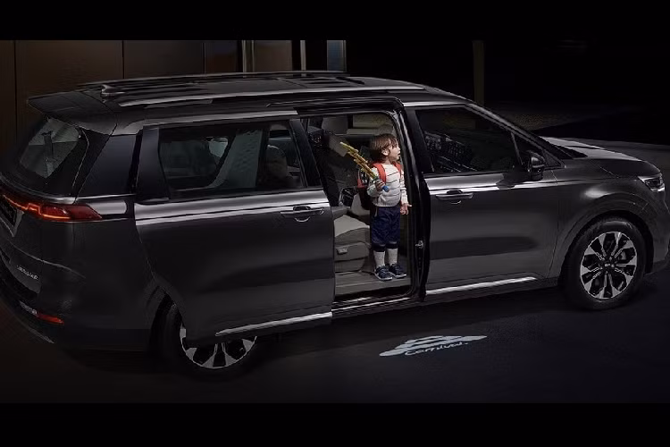 Thứ hai là động cơ xăng V6, hút khí tự nhiên, dung tích 3,5 lít, thay thế máy xăng 3,3 lít cũ. Đồng hành cùng hộp số tự động 8 cấp, động cơ này sản sinh công suất tối đa 294 mã lực, tăng 14 mã lực so với máy xăng cũ của Kia Sedona.