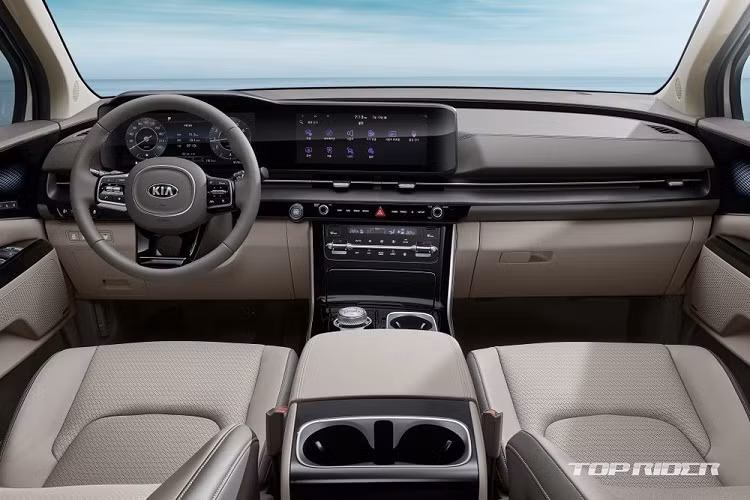 Tiếp đến là tính năng bảo vệ an toàn cho hành khách ngồi phía sau khi bước ra khỏi xe. Khi phát hiện các phương tiện đang lao đến từ phía sau lúc hành khách chuẩn bị ra khỏi xe, tính năng này sẽ tự động khóa cửa trượt và bật âm thanh cảnh báo. Một điểm nhấn nữa của Kia Sedona 2021 là đèn chiếu sáng khu vực dưới cửa trượt lần đầu tiên có trong phân khúc. Đèn này sẽ bật lên khi cửa trượt mở ra nhằm đảm bảo an toàn cho hành khách trong đêm.