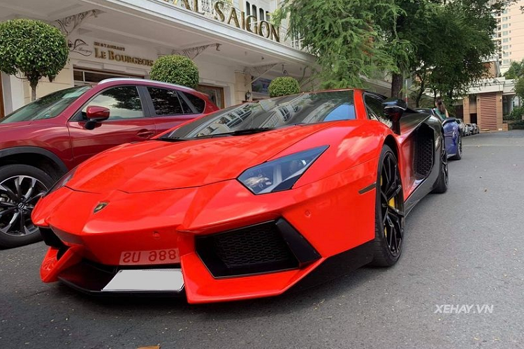 Được biết, chủ sở hữu hiện tại của chiếc Lamborghini Aventador LP700-4 đã đặt hàng siêu xe Ý chỉ với 300.000 USD (hơn 7 tỷ đồng), đây là một mức giá khá hời để có thể "rinh" Aventador về gara, nhất là khi xe còn mới như vậy. Theo giới điệu mộ, giá xe Lamborghini Aventador sau khi thông quan về Việt Nam là không dưới 20 tỷ đồng.