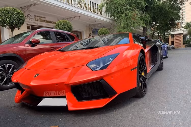 Được biết, chủ sở hữu hiện tại của chiếc Lamborghini Aventador LP700-4 đã đặt hàng siêu xe Ý chỉ với 300.000 USD (hơn 7 tỷ đồng), đây là một mức giá khá hời để có thể "rinh" Aventador về gara, nhất là khi xe còn mới như vậy. Theo giới điệu mộ, giá xe Lamborghini Aventador sau khi thông quan về Việt Nam là không dưới 20 tỷ đồng.