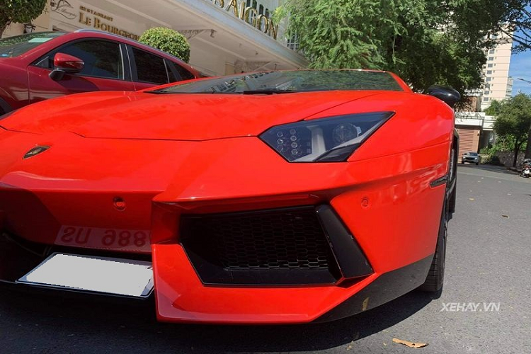 Tương tự như những người anh em khác ở Việt Nam, chiếc Lamborghini Aventador LP700-4 này cũng được trang bị động cơ V12 6.5L sản sinh công suất lên tới 700 mã lực, mô men xoắn cực đại 690Nm, giúp siêu xe có thể tăng tốc từ 0-100km/h trong vòng 2,9 giây trước khi đạt tốc độ tối đa 349km/h.