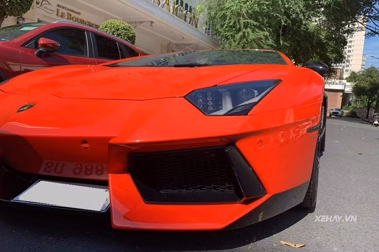 Tương tự như những người anh em khác ở Việt Nam, chiếc Lamborghini Aventador LP700-4 này cũng được trang bị động cơ V12 6.5L sản sinh công suất lên tới 700 mã lực, mô men xoắn cực đại 690Nm, giúp siêu xe có thể tăng tốc từ 0-100km/h trong vòng 2,9 giây trước khi đạt tốc độ tối đa 349km/h.