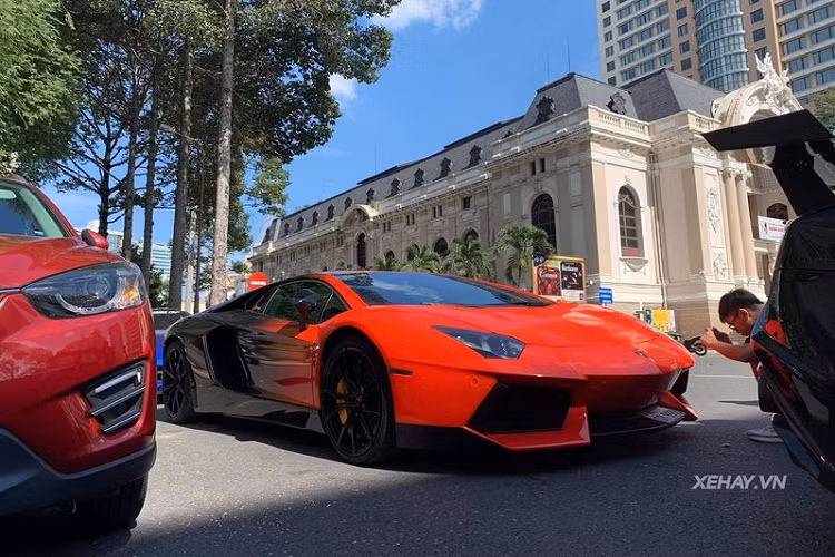 Trước Lamborghini Aventador LP700-4 độ này, đã có một vài siêu xe khác cũng thuộc hội Evo Team được "khoác" bộ cánh tương tự, bao gồm chiếc McLaren 720S đầu tiên về Việt Nam và chiếc Lamborghini Gallardo LP560-4 độ bodykit Squadra Corse độc nhất nước ta.