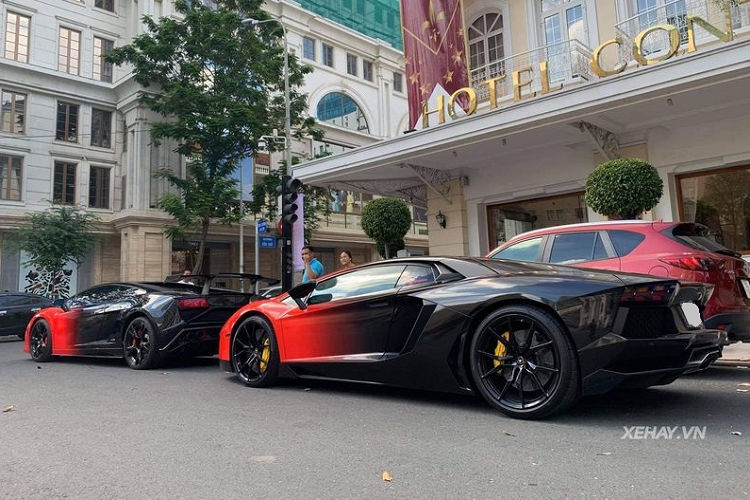 Ngoài màu ngoại thất cá tính, siêu xe Lamborghini Aventador còn được nâng cấp hệ thống ống xả Volcano của Fi Exhaust với hai chế độ giúp âm thanh to hoặc nhỏ hơn khi cần thiết. Chi tiết độ này có giá khoảng 8.000 USD (khoảng 184 triệu đồng).