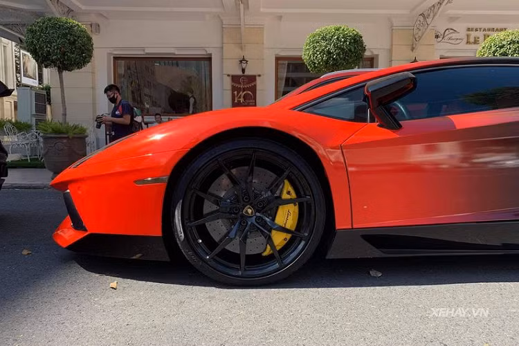 Ở thời điểm mới cập cảng, chiếc Aventador này gây ấn tượng vì mới chỉ di chuyển quãng đường 1.200 km sau 7 năm xuất xưởng.