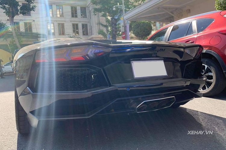 Siêu xe Ý giờ đây "cưỡi" trên bộ vành đa chấu của phiên bản roadster thay vì loại 5 chấu kép nguyên bản, các mâm xe đều được sơn đen làm nổi bật kẹp phanh màu vàng ẩn bên trong, điều này giúp tăng thêm sự cá tính của xe.