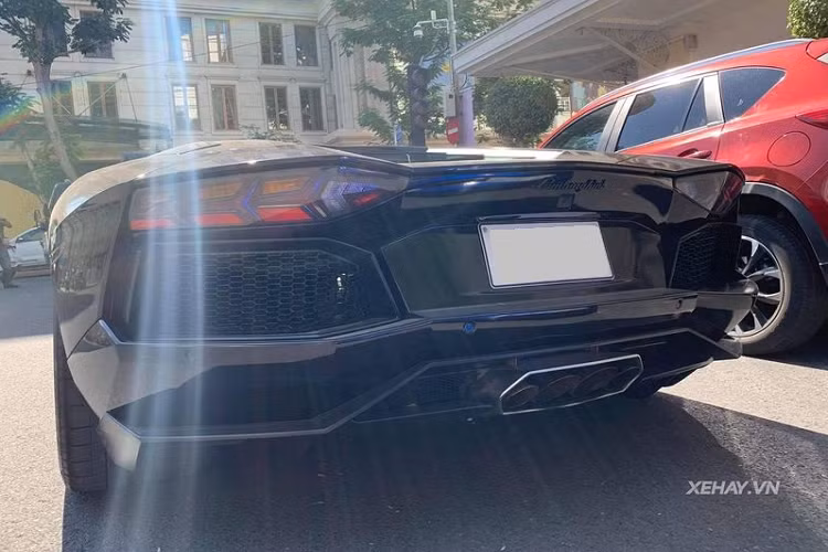 Siêu xe Ý giờ đây "cưỡi" trên bộ vành đa chấu của phiên bản roadster thay vì loại 5 chấu kép nguyên bản, các mâm xe đều được sơn đen làm nổi bật kẹp phanh màu vàng ẩn bên trong, điều này giúp tăng thêm sự cá tính của xe.