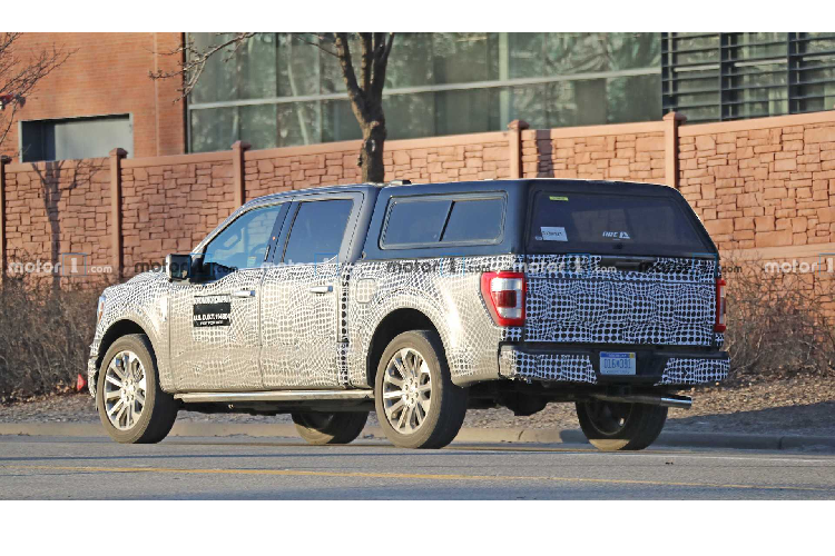 Bên cạnh đó thì cụm đèn pha 2 tầng mới lại có nét giống đối thủ GMC Sierra.