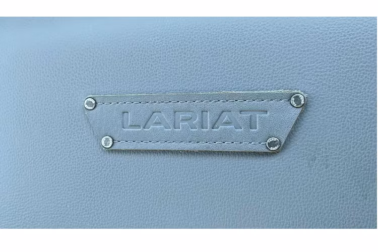 Việc bố trí nội thất không quá khác biệt so với mẫu xe hiện tại. Nhưng cần số được đổi mới và được gia công đẹp hơn. Các phím bấm cũng điều chỉnh đôi chút so với bản hiện tại.