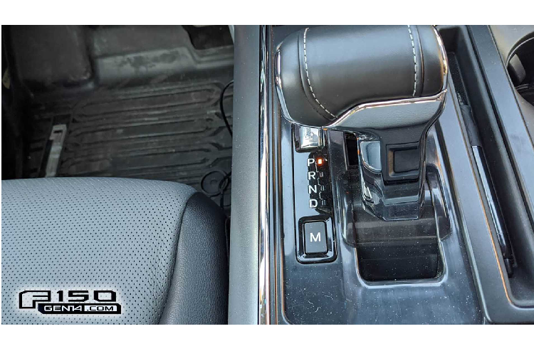 Đầu xe F-150 mới dữ dằn nhưng không làm quá đà như các đối thủ khi kích thước tản nhiệt được giữ ở mức trung bình, các đường nét cũng không quá gai góc.