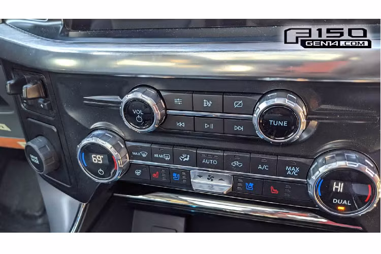 Ảnh chụp lén còn tiết lộ phiên bản đặc biệt Lariat sẽ có mặt trên F-150. Hiện chưa rõ các tùy chọn động cơ trên Ford F-150 2021 thế hệ mới.