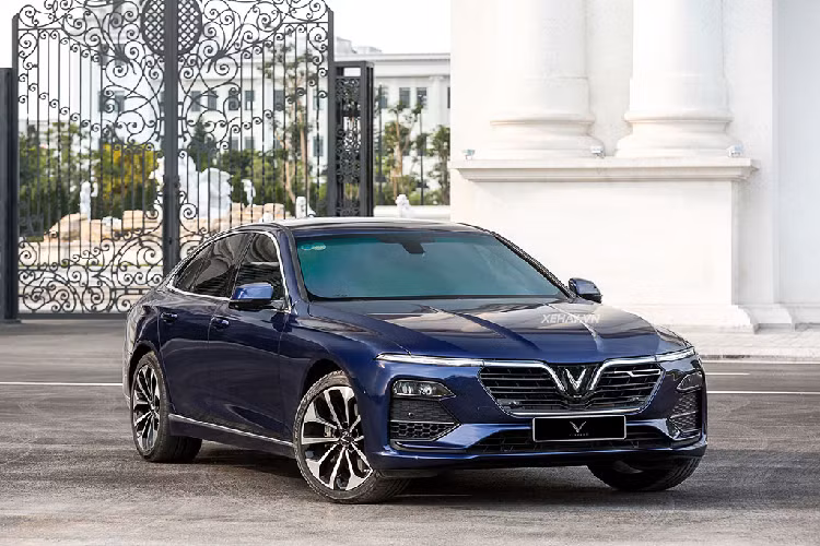 Ky niem mot nam giao xe Lux, VinFast tang qua 