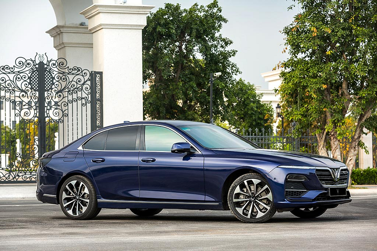 Ky niem mot nam giao xe Lux, VinFast tang qua 