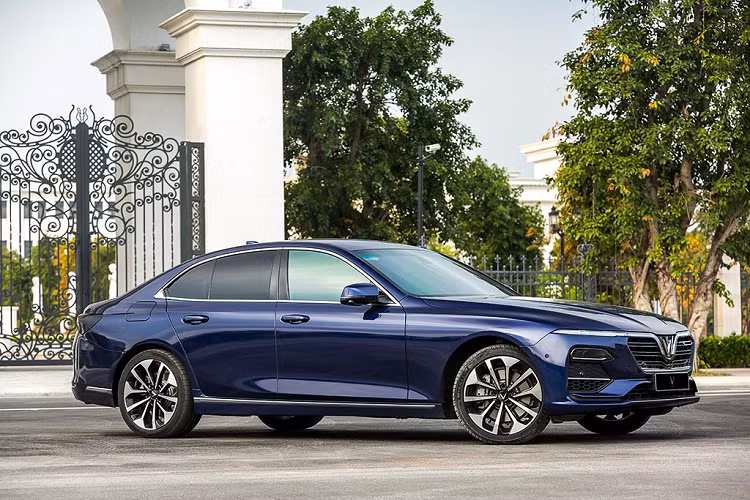 Ky niem mot nam giao xe Lux, VinFast tang qua 