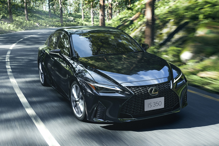 Ra mắt toàn cầu hồi tháng 6, Lexus IS 2021 mới vừa được giới thiệu tại quê nhà Nhật Bản. IS 2021 là phiên bản nâng cấp của thế hệ thứ 3. Chiếc sedan được thay đổi từ trong ra ngoài, mức giá vẫn chưa được công bố.