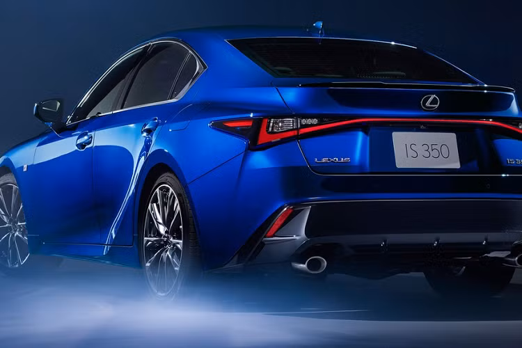 Đuôi xe của IS 2021 được thay đổi khá nhiều. Cụm đèn hậu của xe dạng gấp khúc được làm thanh mảnh hơn và trải dài hết phần đuôi. Xe có phần cản va mới và phần mô phỏng bộ khuếch tán không khí.