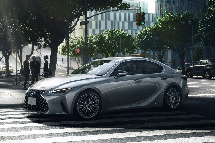 Mặt bên của Lexus IS được làm nổi khối với các đường vát, cắt xẻ. Chính thiết kế này đã làm vòm bánh xe nổi bật hơn, trông như các vòm bánh được mở rộng ra kiểu widebody. Xe đi kèm bộ mâm 18 inch.