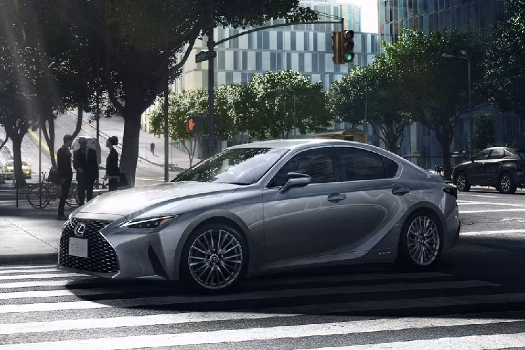 Mặt bên của Lexus IS được làm nổi khối với các đường vát, cắt xẻ. Chính thiết kế này đã làm vòm bánh xe nổi bật hơn, trông như các vòm bánh được mở rộng ra kiểu widebody. Xe đi kèm bộ mâm 18 inch.