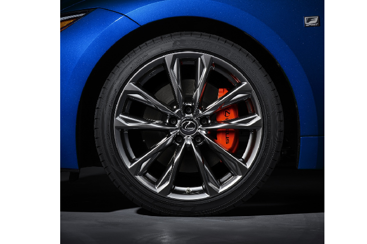 Lexus cũng tung ra phiên bản F Sport của IS với một số thay đổi như các đường viền màu đen thay cho chrome, bộ mâm 19 inch của BBS và cánh gió cố định ở phía sau.