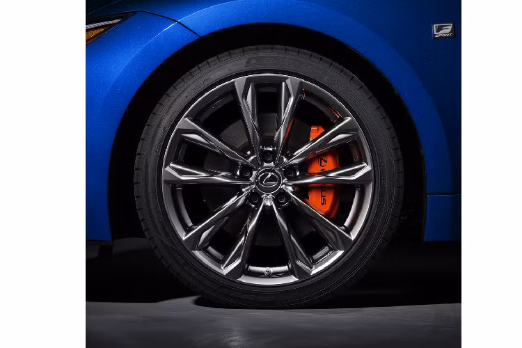 Lexus cũng tung ra phiên bản F Sport của IS với một số thay đổi như các đường viền màu đen thay cho chrome, bộ mâm 19 inch của BBS và cánh gió cố định ở phía sau.