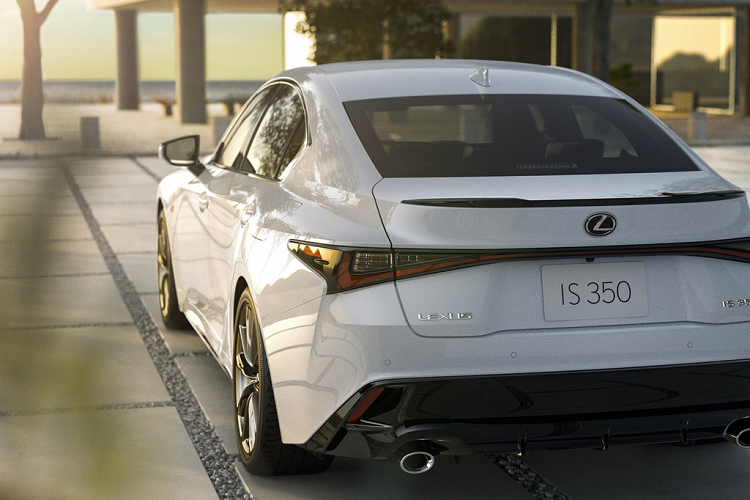 Phiên bản Lexus hybrid IS 300h sử dụng động cơ xăng 2.5L mạnh 174 mã lực, mô-men xoắn 221 Nm và động cơ điện mạnh 141 mã lực, 300 Nm. Khi kết hợp, động cơ hybrid này cho ra tổng công suất 215 mã lực. Phiên bản này được trang bị hệ dẫn động 4 bánh.