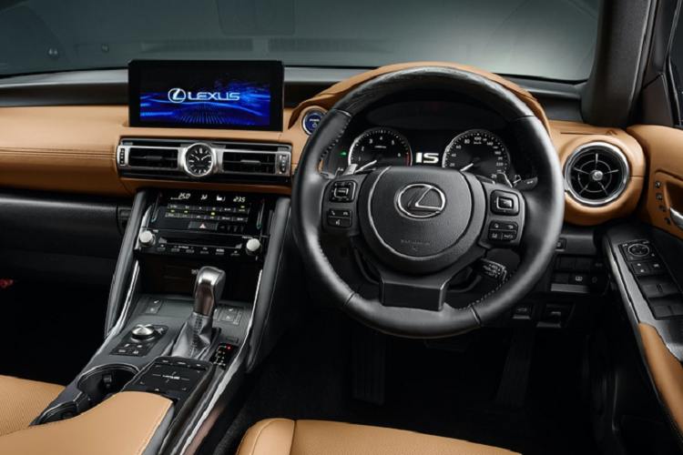 Ở bên trong, Lexus IS không thay đổi quá nhiều. Các chi tiết quen thuộc từ đời trước như vô-lăng, bảng điều khiển, đồng hồ. Còn lại, Lexus đã tinh chỉnh nhẹ các bộ phận như khe gió điều hòa, giá để cốc, màn hình giải trí trung tâm. Phiên bản cao cấp của IS 2021 có màn hình 10,3 inch, tích hợp Apple CarPlay/Android Auto, trợ lý ảo Alexa.