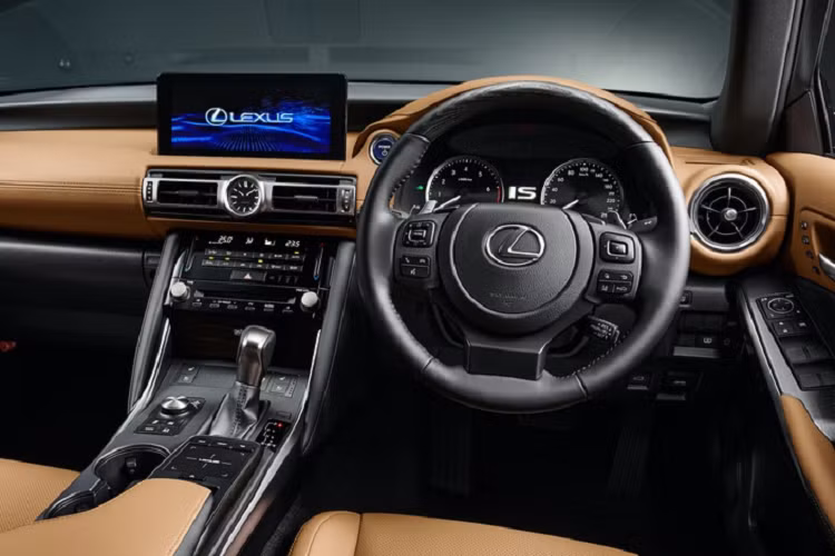 Ở bên trong, Lexus IS không thay đổi quá nhiều. Các chi tiết quen thuộc từ đời trước như vô-lăng, bảng điều khiển, đồng hồ. Còn lại, Lexus đã tinh chỉnh nhẹ các bộ phận như khe gió điều hòa, giá để cốc, màn hình giải trí trung tâm. Phiên bản cao cấp của IS 2021 có màn hình 10,3 inch, tích hợp Apple CarPlay/Android Auto, trợ lý ảo Alexa.