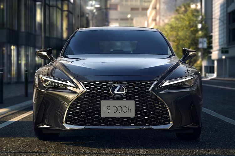Theo Lexus, IS 2021 chỉ được giữ lại khung gầm và động cơ. Tổng thể, Lexus IS thế hệ mới trông như một phieen bản mới hoàn toàn so với đời cũ. Lưới tản nhiệt hình con suốt có họa tiết dạng đa giác và được mở rộng phần dưới. Hệ thống đèn chiếu sáng được làm mảnh hơn và phần đèn daylight phía trên hình mũi tên sắc sảo.