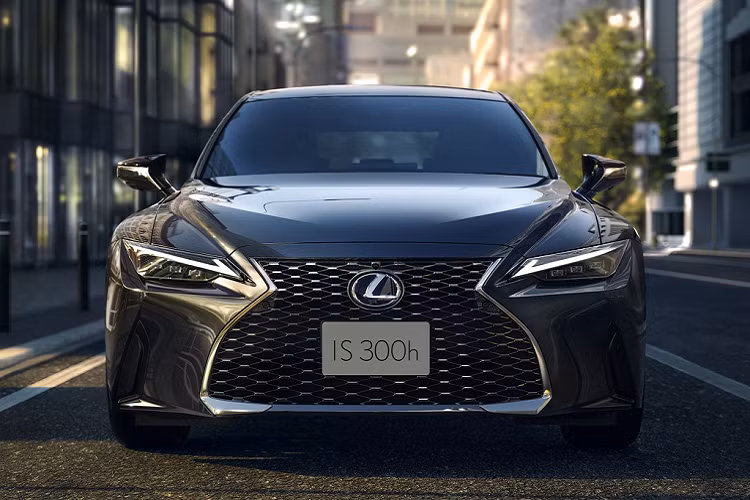 Theo Lexus, IS 2021 chỉ được giữ lại khung gầm và động cơ. Tổng thể, Lexus IS thế hệ mới trông như một phieen bản mới hoàn toàn so với đời cũ. Lưới tản nhiệt hình con suốt có họa tiết dạng đa giác và được mở rộng phần dưới. Hệ thống đèn chiếu sáng được làm mảnh hơn và phần đèn daylight phía trên hình mũi tên sắc sảo.