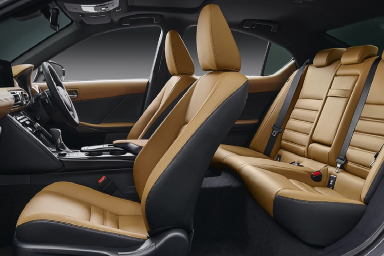 Gói F Sport bao gồm hàng ghế trước thể thao ôm sát người với tính năng sưởi và thông gió, vô-lăng cũng có sưởi và cần số được bọc da đục lỗ.