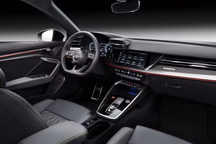 Khách hàng có thể tùy chọn lên công nghệ buồng lái ảo với màn hình 12,3 inch và phiên bản cao cấp hơn với ba màn hình tách biệt. Một số tùy chọn khác mà Audi mang đến cho xe là hệ thống đèn nền thông minh, da bọc được làm bằng nhựa PET tái chế, loa Bang &amp; Olufsen, hắt kính,…
