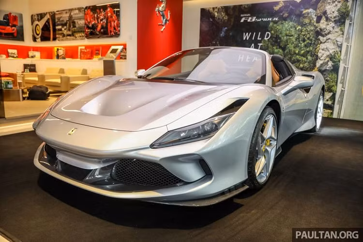 Giống F8 Tributo, F8 Spider được trang bị hệ thống kiểm soát góc trượt Side Slip Control 6.1 của Ferrari cũng như hệ thống kiểm soát ổn định Ferrari Dynamic Enhancer (FDE+) mới nhất. FDE+ sử dụng phần mềm từ Ferrari để điều chỉnh áp suất phanh ở kẹp phanh, giúp xe thoải mái tăng tốc dù trong điều kiện đường xá có độ bám thấp. Giá xe Ferrari F8 Spider từ 1,178 triệu RM tại Malaysia (tương đương khoảng 6,5 tỷ đồng).