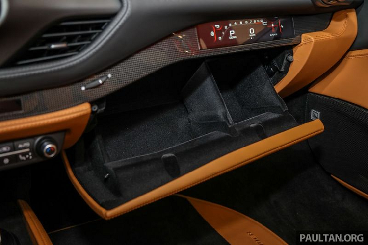 Bước vào khoang nội thất, cabin của F8 Spider cũng có bố cục tập trung vào người lái, mọi yếu tố của bảng táp-lô, ốp cửa hai bên và cụm điều khiển trung tâm đã được thiết kế để phục vụ người lái tốt nhất.